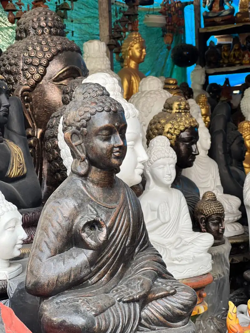 服装店陈列架选购指南：三款高性价比展示台对比分析