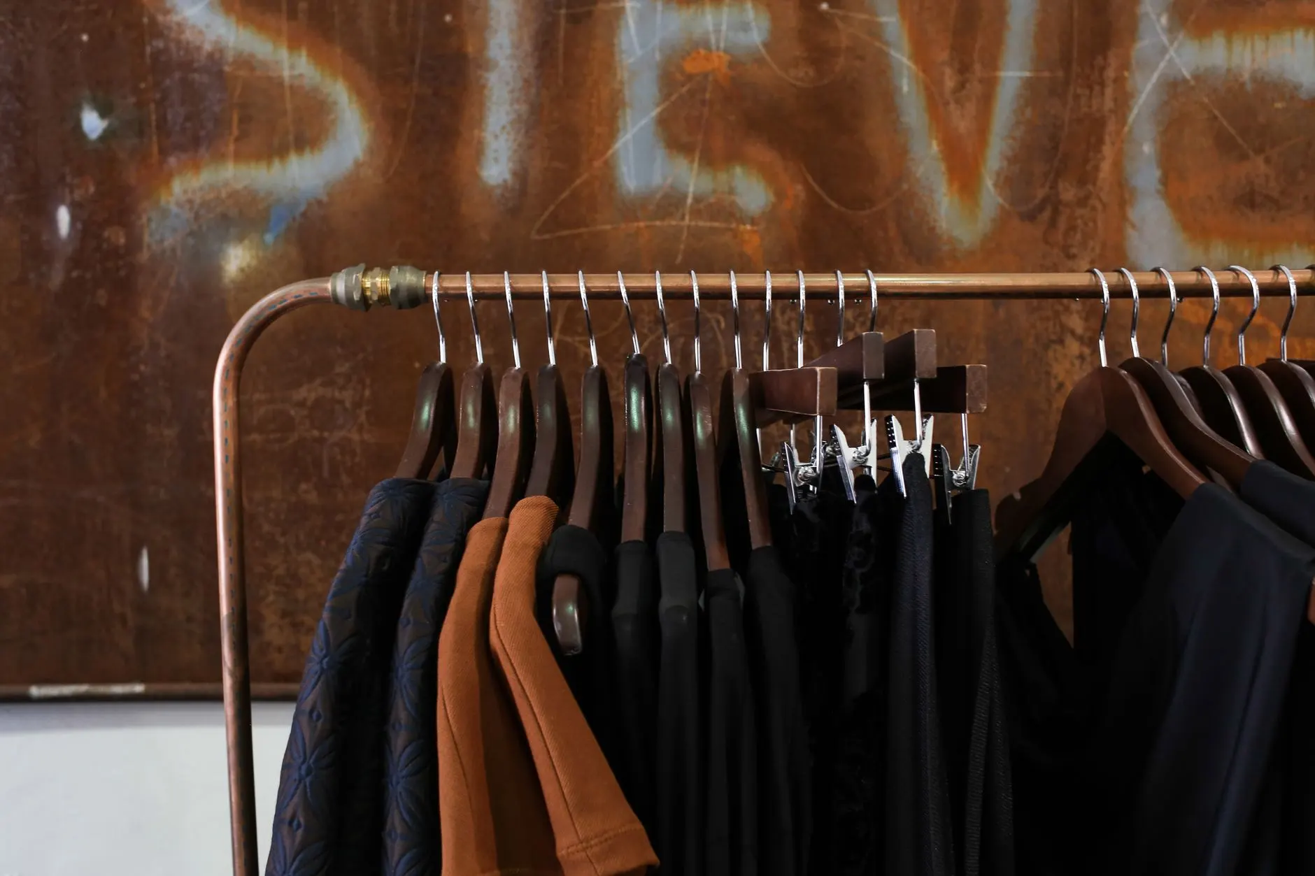 服装店展示架选型指南：从材质到尺寸的完整考量正文配图 1