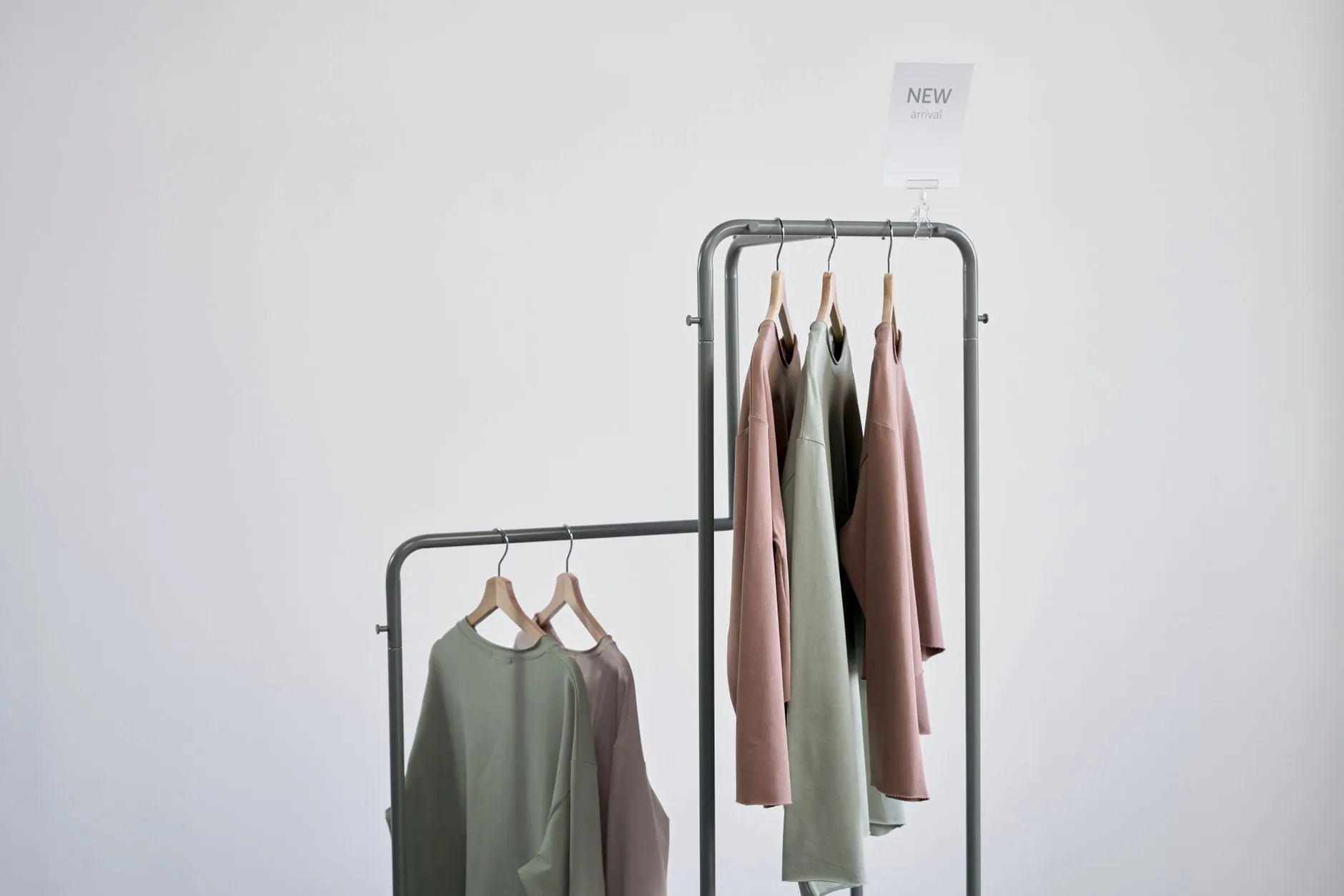 服装店陈列架选购指南：不同材质与结构的适用场景分析