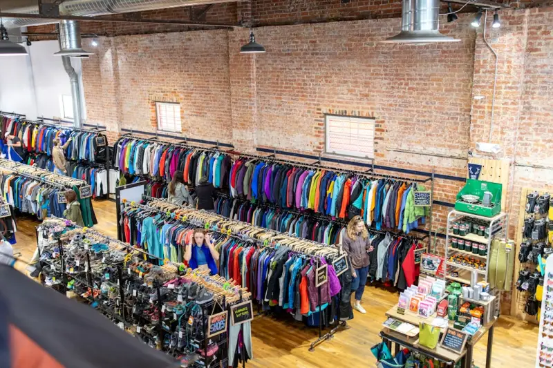 服装店展示架与陈列架搭配方案：提升终端视觉营销效果正文配图 2