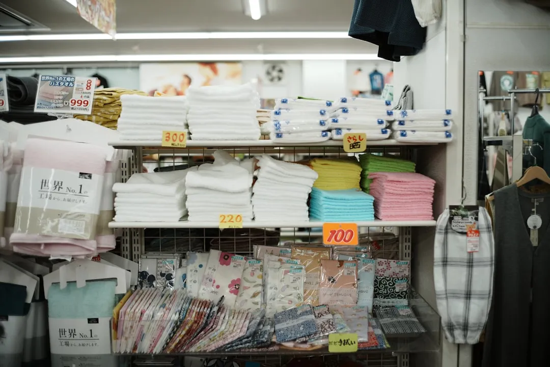 2025年商业展示架行业趋势：上海服装店陈列架选型与布局新思路正文配图 2