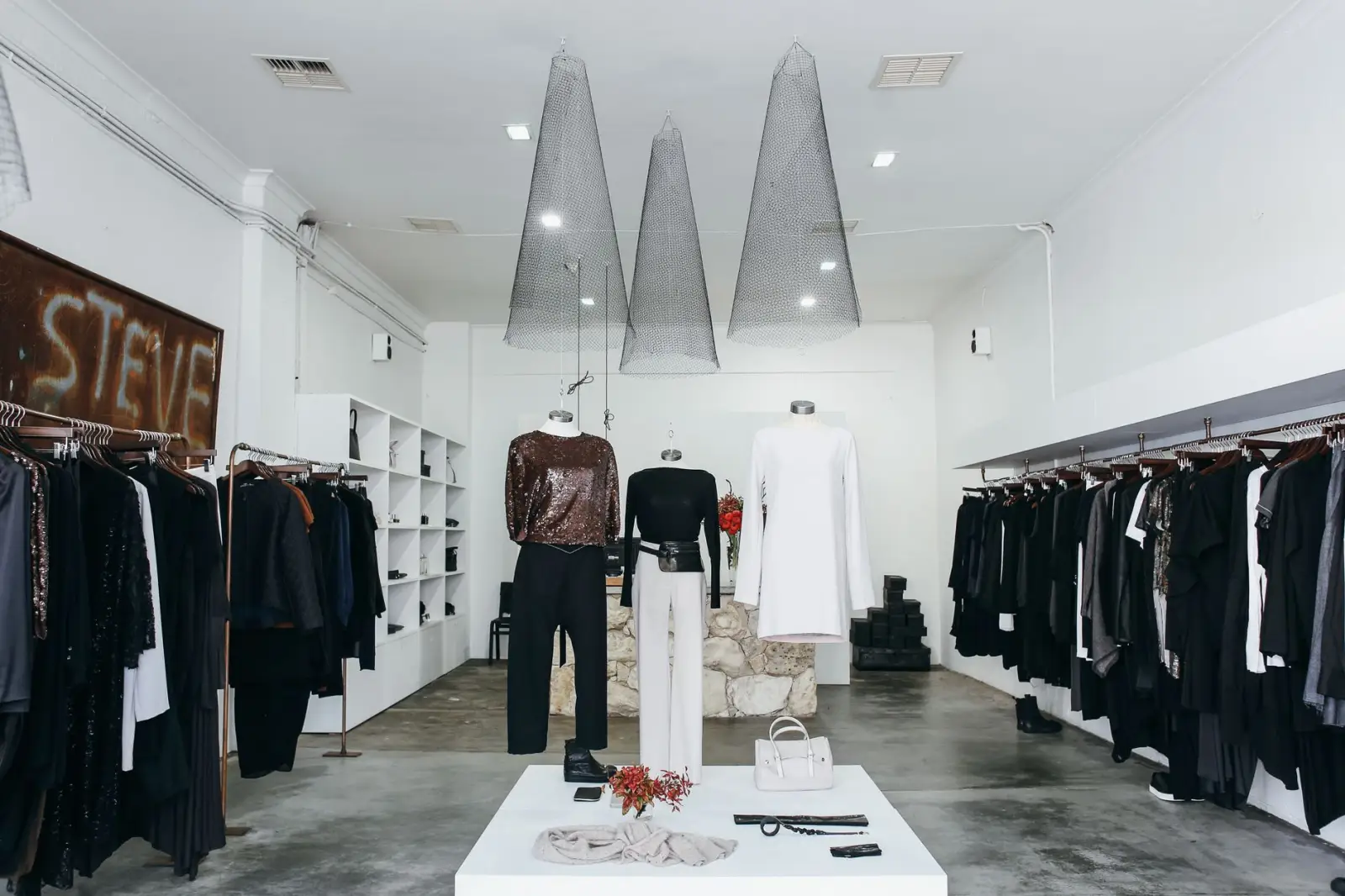 长三角服装店陈列升级：展示架选型与搭配实用指南