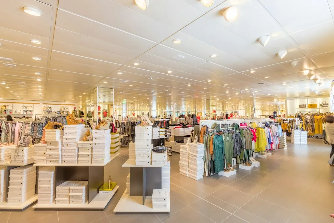 服装店陈列架与展示台搭配方案：提升终端展示效果的实用思路正文配图 2