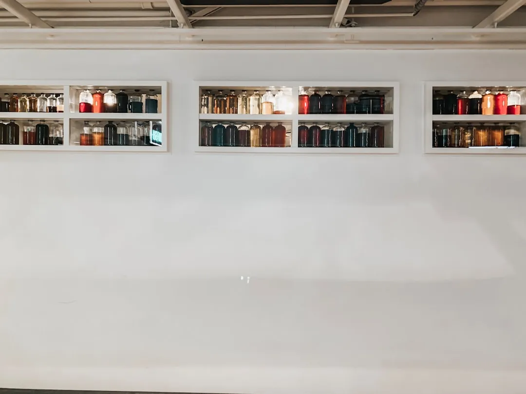 服装店陈列架选购指南：如何根据店铺动线搭配合适的展示架与挂钩正文配图 2